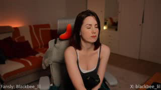 _blackbee_ about 5 minutes into her 13 Oct show