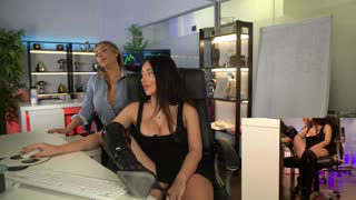 babesgowild about 3 minutes into her 5 Oct show