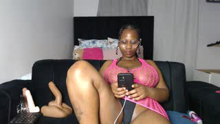 babyluciax about 11 minutes into her 27 Oct show