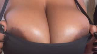 Emanixoxoo about 8 minutes into her 24 Oct show