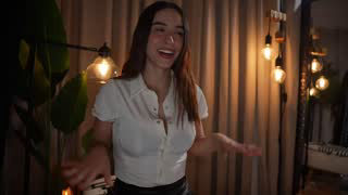 emyii about 5 minutes into her 10 Oct show