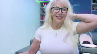 fitcougarcb about 11 minutes into her 14 Oct show