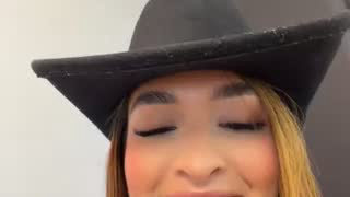 jenn_fit about 6 minutes into their 22 Oct show