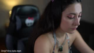 kellytesh about 1 minute into her 6 Oct show