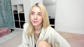kenziedawton about 7 minutes into her 15 Oct show
