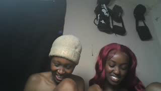 lovers_oncam about 4 minutes into their 31 Oct show