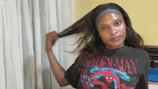 NiaLong21_ about 5 minutes into her 22 Oct show