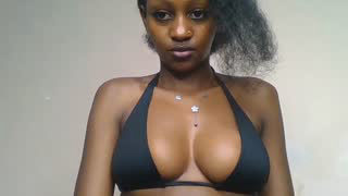 Prettylynee about 4 minutes into her 15 Oct show