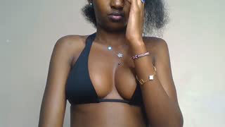 Prettylynee about 4 minutes into her 15 Oct show