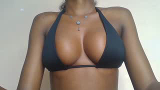 Prettylynee about 1 minute into her 21 Oct show