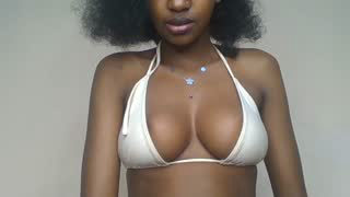 Prettylynee about 1 minute into her 24 Oct show