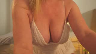 saltedhoney about 2 minutes into her 13 Oct show