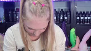 siswet19 about 2 minutes into her 10 Oct show