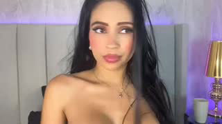 Yessica_Navarro about 2 minutes into her 25 Oct show