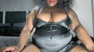 yummylaylax about 32 minutes into her 24 Oct show